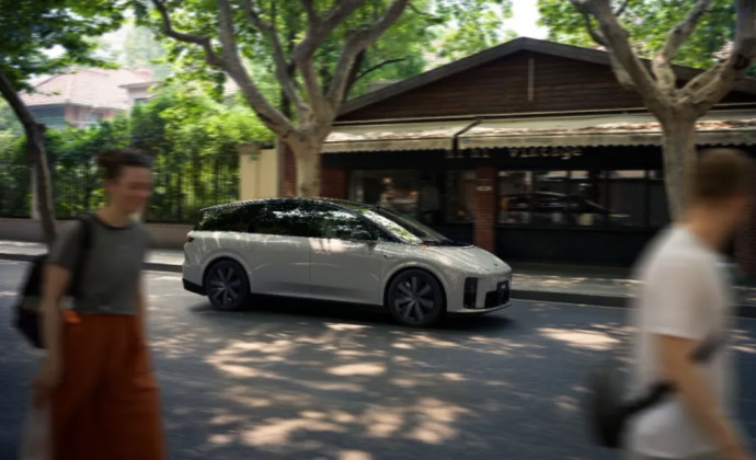 理想汽车：边跑边换引擎
