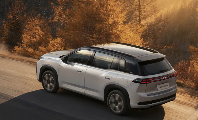 埃安i60：纯电续航200公里的增程10.48万起售，承诺“烧一赔三”