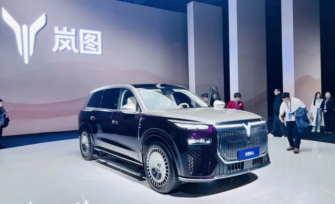 华为智驾智舱、纯电350公里续航、37.99万起售，岚图大六座旗舰SUV也这么卷吗？