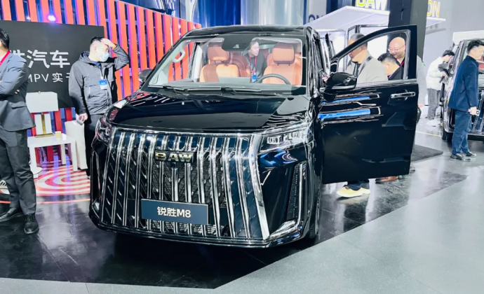 魏桥赋能，老厂新生：锐胜M8敢做“半价高山”的MPV