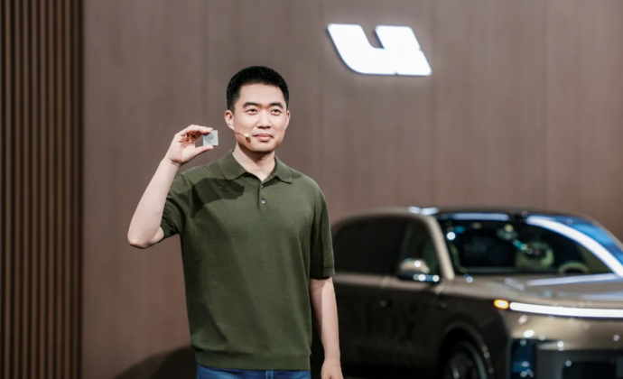 李想反驳“不务正业”：造具身智能汽车就是正业
