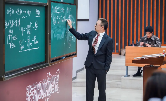张朝阳：为什么新能源车越跑电越多？