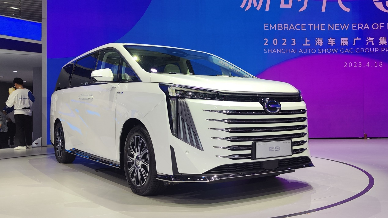 2023上海车展现场获悉,传祺E9全球首秀并开启预售,新车共推出3款车型,预售价区间33万-39万元。